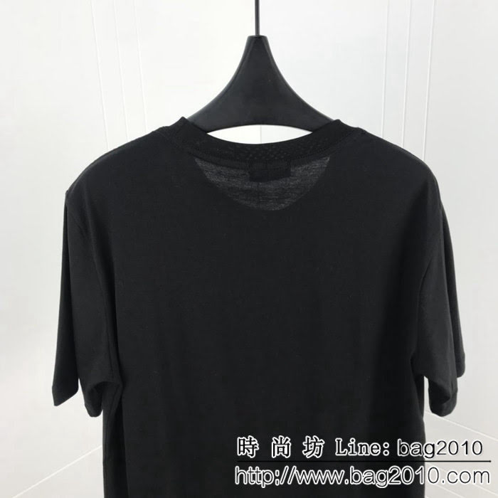 Fend芬迪 19ss早春新款 官網同步發售 錯亂字母印花 白色男款短袖 ydi2375